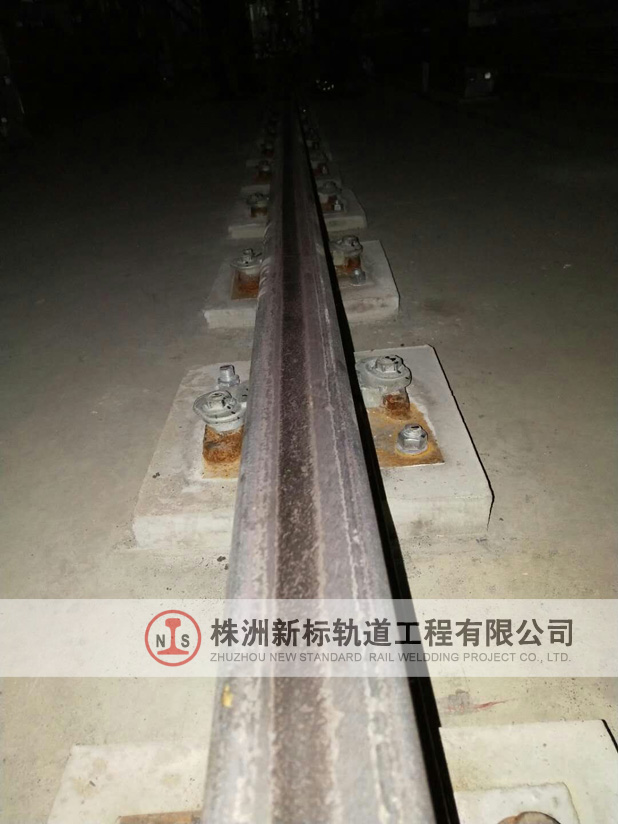 北京奔驰汽车堆垛机p43钢轨焊接现场!
